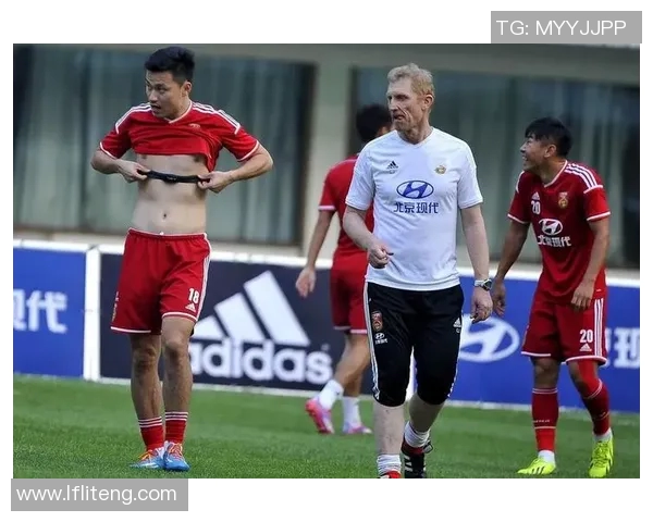 巴西足球明星展现完美腹肌的魅力瞬间与健身秘诀分享